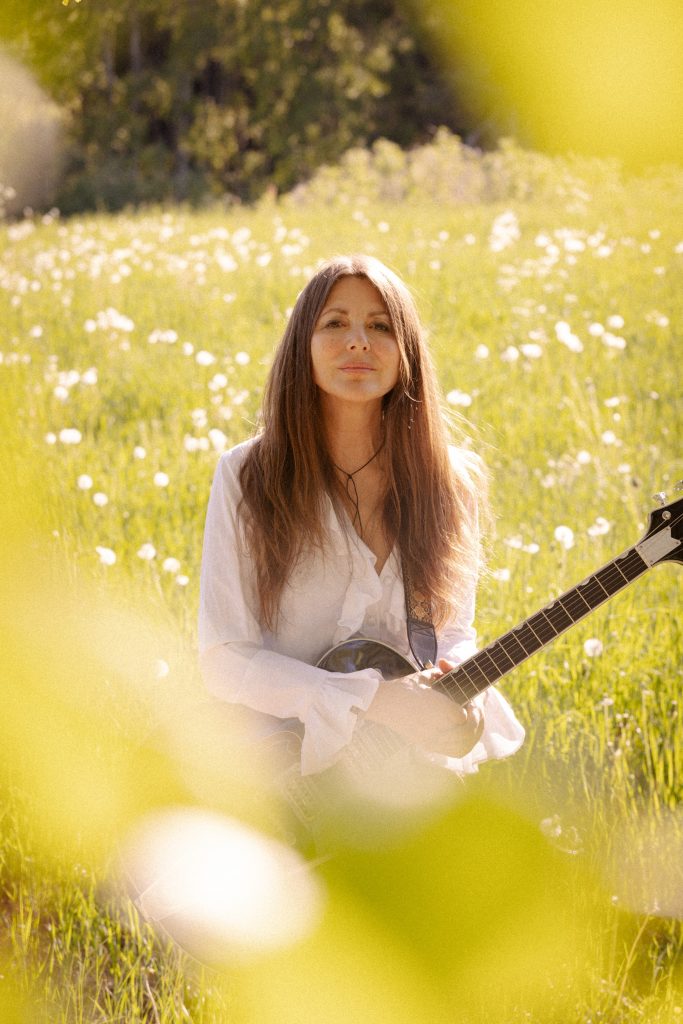 Claudia Scott solo pic 3